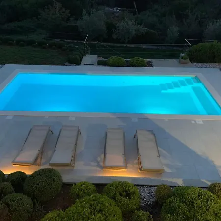 וילה Sealine פולה