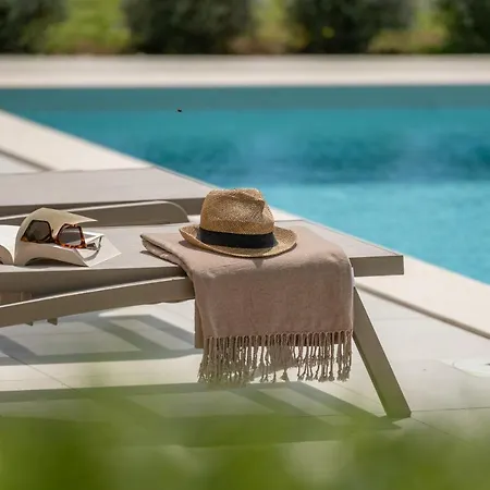 וילה Sealine פולה