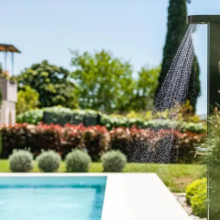 וילה Sealine פולה